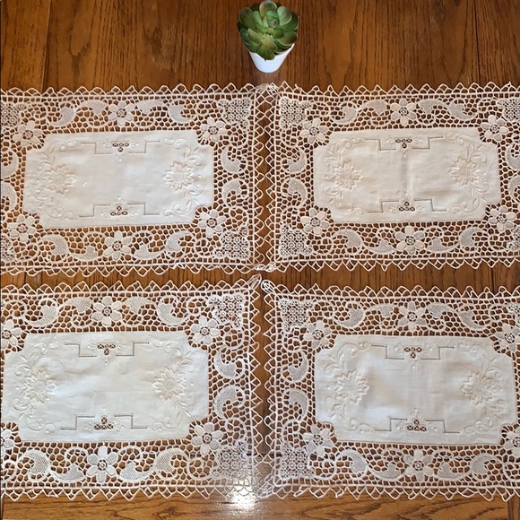 Set of 4 Beautiful Handmade Doilies/Placemats - Picture 2 of 5